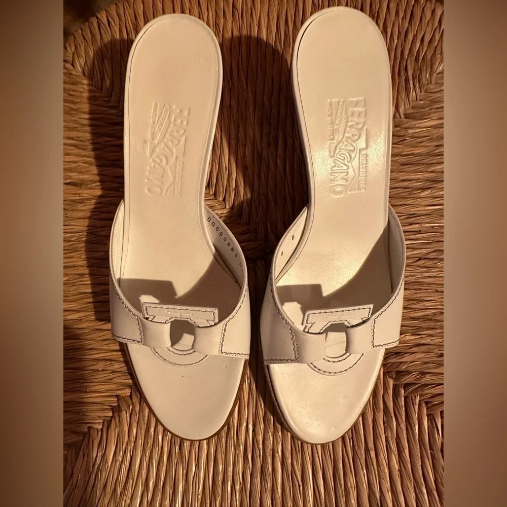 SALVATORE FERRAGAMO Women’s 8 B White Open Toe Kitten Heel Slide Slip-On Sandal